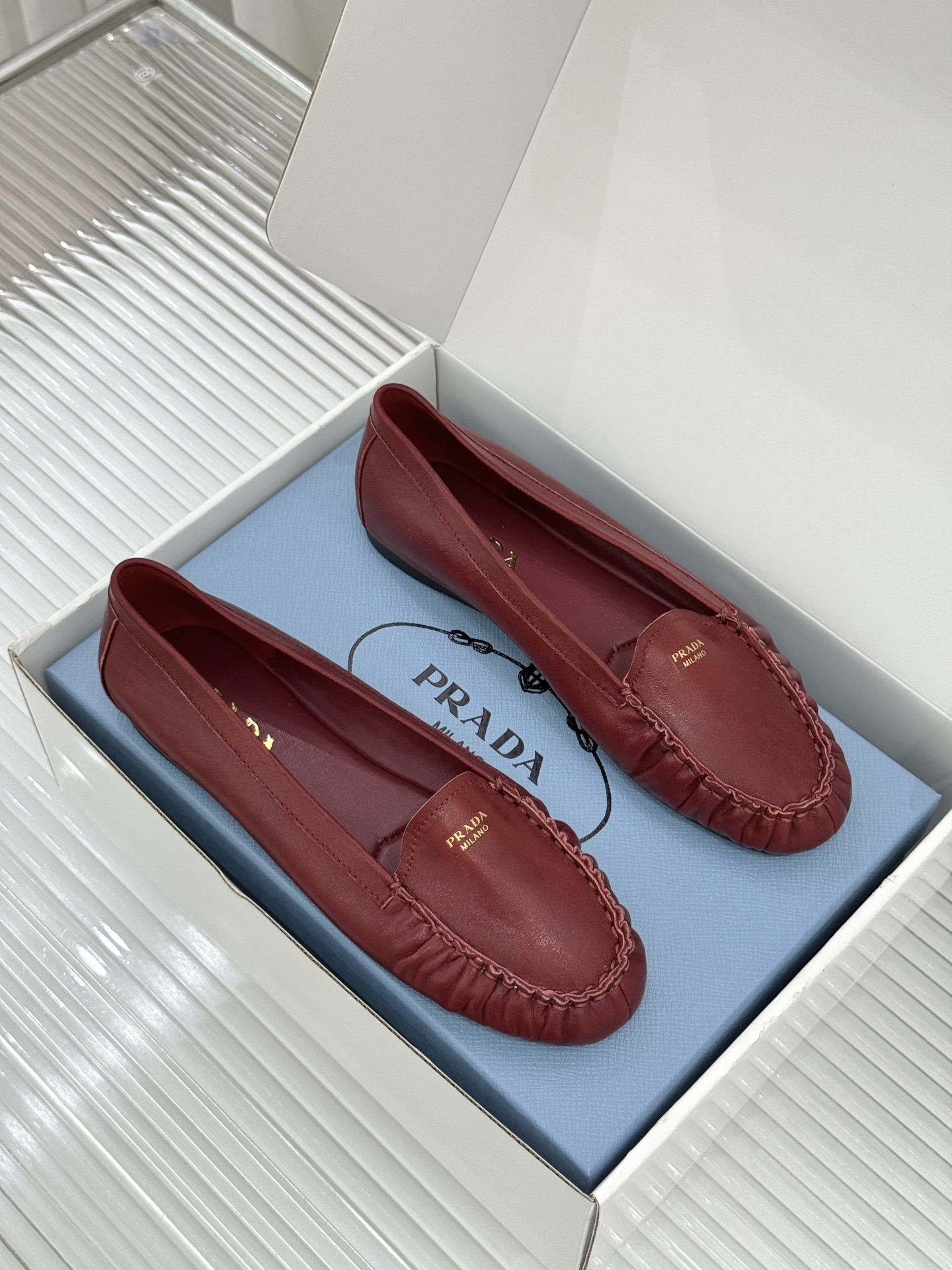 （原版飞机盒＋10）Prada/普拉达26WF新品复古字母褶皱平底乐福鞋秋冬衣橱万能百搭单品上脚松弛氛围