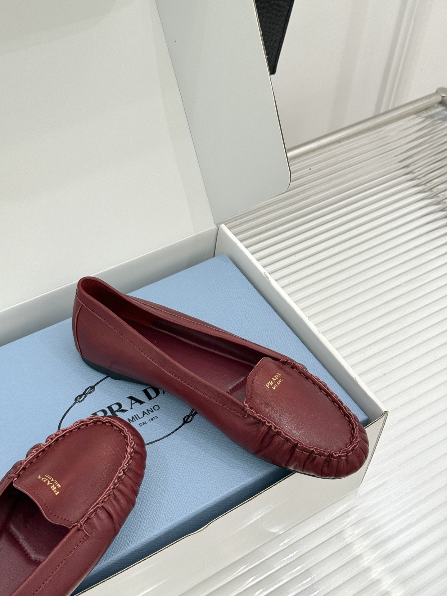 （原版飞机盒＋10）Prada/普拉达26WF新品复古字母褶皱平底乐福鞋秋冬衣橱万能百搭单品上脚松弛氛围