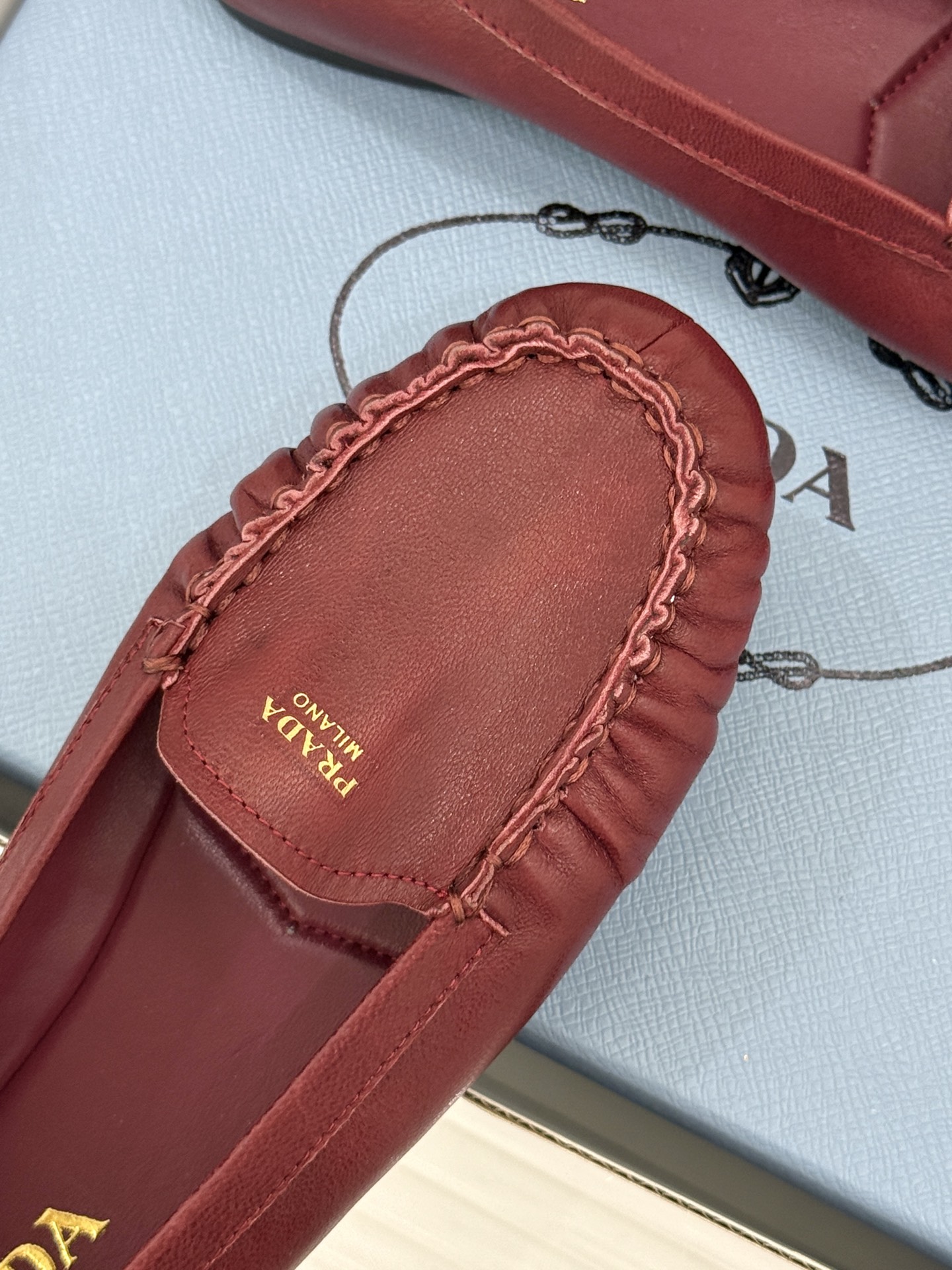 （原版飞机盒＋10）Prada/普拉达26WF新品复古字母褶皱平底乐福鞋秋冬衣橱万能百搭单品上脚松弛氛围