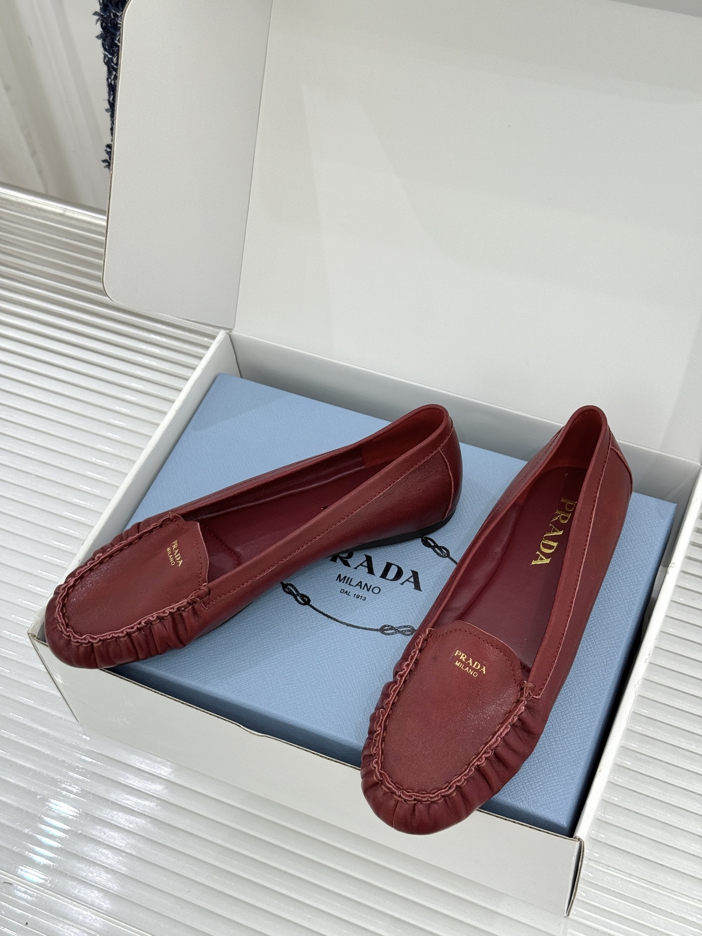 （原版飞机盒＋10）Prada/普拉达26WF新品复古字母褶皱平底乐福鞋秋冬衣橱万能百搭单品上脚松弛氛围
