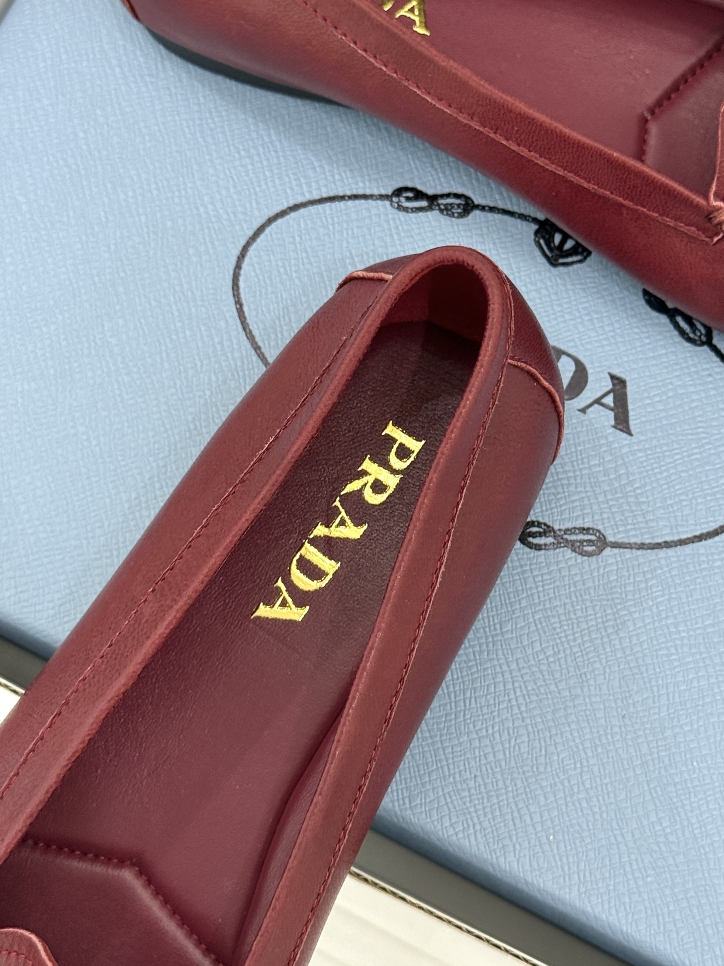 （原版飞机盒＋10）Prada/普拉达26WF新品复古字母褶皱平底乐福鞋秋冬衣橱万能百搭单品上脚松弛氛围