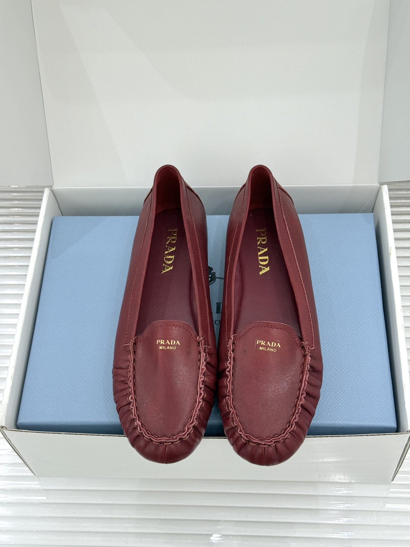 （原版飞机盒＋10）Prada/普拉达26WF新品复古字母褶皱平底乐福鞋秋冬衣橱万能百搭单品上脚松弛氛围