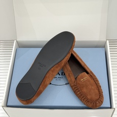 (原版飞机盒+10)Prada/普拉达26WF新品复古字母褶皱平底乐福鞋秋冬衣橱万能百搭单品上脚松弛氛围 (原版飞机盒+10)Prada/普拉达26WF新品复古字母褶皱平底乐福鞋秋冬衣橱万能百搭单品上脚松弛氛围