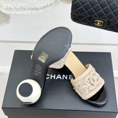 厂价CHANE*|小香经典巨型珍珠跟双C拖鞋将法式浪漫与奢雅气场完美融合。标志性双C标识低调点睛巨型珍珠 厂价CHANE*|小香经典巨型珍珠跟双C拖鞋将法式浪漫与奢雅气场完美融合。标志性双C标识低调点睛巨型珍珠