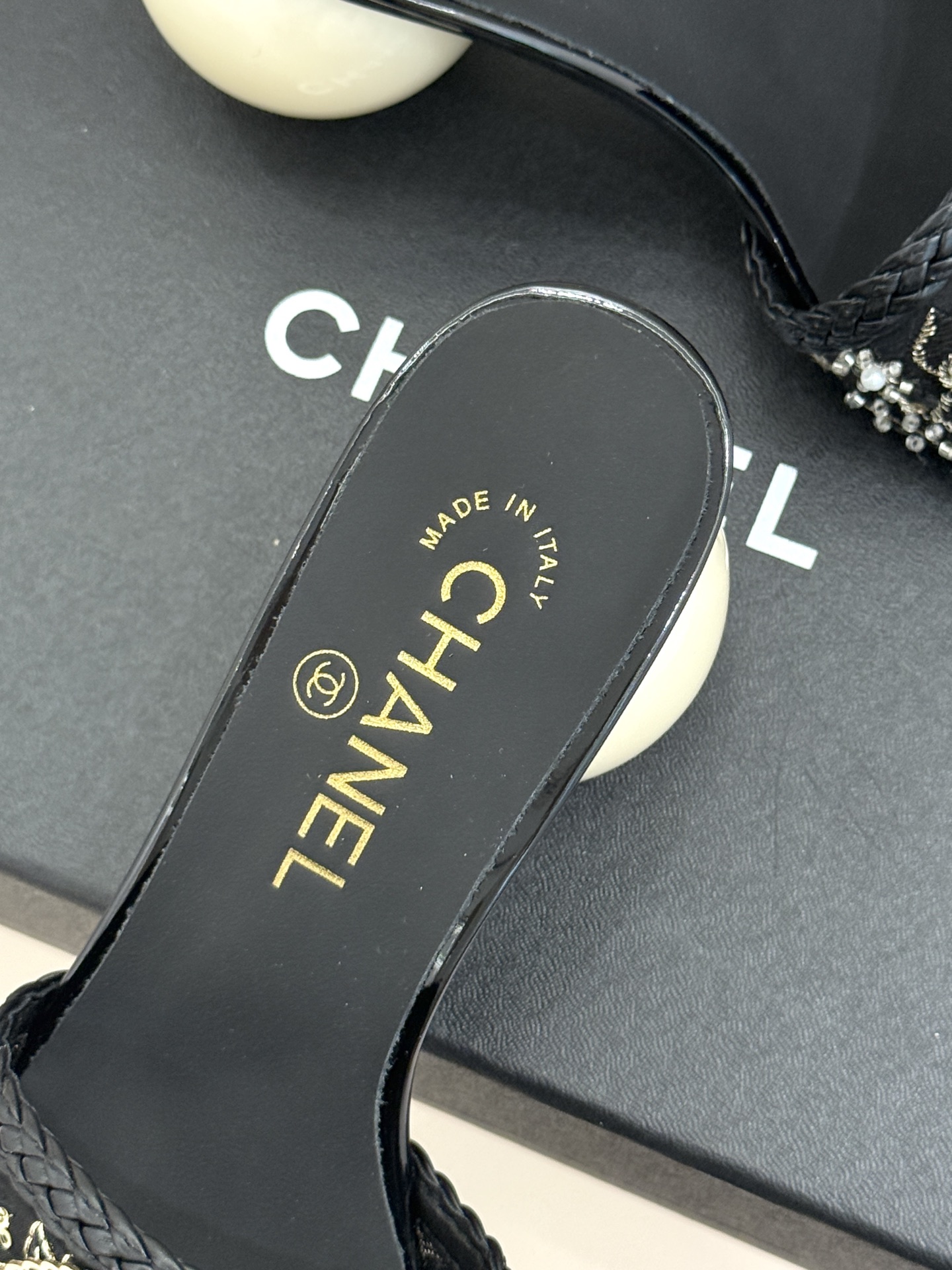 厂价CHANE*｜小香经典巨型珍珠跟双C拖鞋将法式浪漫与奢雅气场完美融合。标志性双C标识低调点睛巨型珍珠