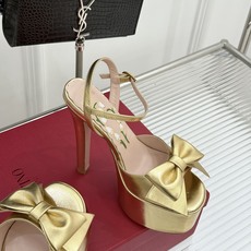 Valentino/华伦天奴26WF新品蝴蝶结恨天高防水台高跟凉鞋浪漫与锋芒完美交织立体蝴蝶结缀于鞋面防 Valentino/华伦天奴26WF新品蝴蝶结恨天高防水台高跟凉鞋浪漫与锋芒完美交织立体蝴蝶结缀于鞋面防