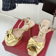 Valentino/华伦天奴26WF新品蝴蝶结恨天高防水台高跟凉鞋浪漫与锋芒完美交织立体蝴蝶结缀于鞋面防 Valentino/华伦天奴26WF新品蝴蝶结恨天高防水台高跟凉鞋浪漫与锋芒完美交织立体蝴蝶结缀于鞋面防
