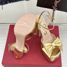 Valentino/华伦天奴26WF新品蝴蝶结恨天高防水台高跟凉鞋浪漫与锋芒完美交织立体蝴蝶结缀于鞋面防 Valentino/华伦天奴26WF新品蝴蝶结恨天高防水台高跟凉鞋浪漫与锋芒完美交织立体蝴蝶结缀于鞋面防