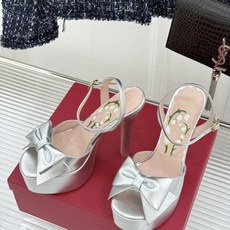Valentino/华伦天奴26WF新品蝴蝶结恨天高防水台高跟凉鞋浪漫与锋芒完美交织立体蝴蝶结缀于鞋面防 Valentino/华伦天奴26WF新品蝴蝶结恨天高防水台高跟凉鞋浪漫与锋芒完美交织立体蝴蝶结缀于鞋面防