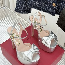 Valentino/华伦天奴26WF新品蝴蝶结恨天高防水台高跟凉鞋浪漫与锋芒完美交织立体蝴蝶结缀于鞋面防 Valentino/华伦天奴26WF新品蝴蝶结恨天高防水台高跟凉鞋浪漫与锋芒完美交织立体蝴蝶结缀于鞋面防
