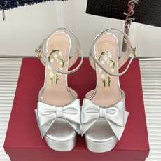 Valentino/华伦天奴26WF新品蝴蝶结恨天高防水台高跟凉鞋浪漫与锋芒完美交织立体蝴蝶结缀于鞋面防 Valentino/华伦天奴26WF新品蝴蝶结恨天高防水台高跟凉鞋浪漫与锋芒完美交织立体蝴蝶结缀于鞋面防