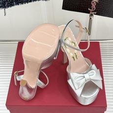 Valentino/华伦天奴26WF新品蝴蝶结恨天高防水台高跟凉鞋浪漫与锋芒完美交织立体蝴蝶结缀于鞋面防 Valentino/华伦天奴26WF新品蝴蝶结恨天高防水台高跟凉鞋浪漫与锋芒完美交织立体蝴蝶结缀于鞋面防