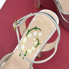Valentino/华伦天奴26WF新品蝴蝶结恨天高防水台高跟凉鞋浪漫与锋芒完美交织立体蝴蝶结缀于鞋面防 Valentino/华伦天奴26WF新品蝴蝶结恨天高防水台高跟凉鞋浪漫与锋芒完美交织立体蝴蝶结缀于鞋面防