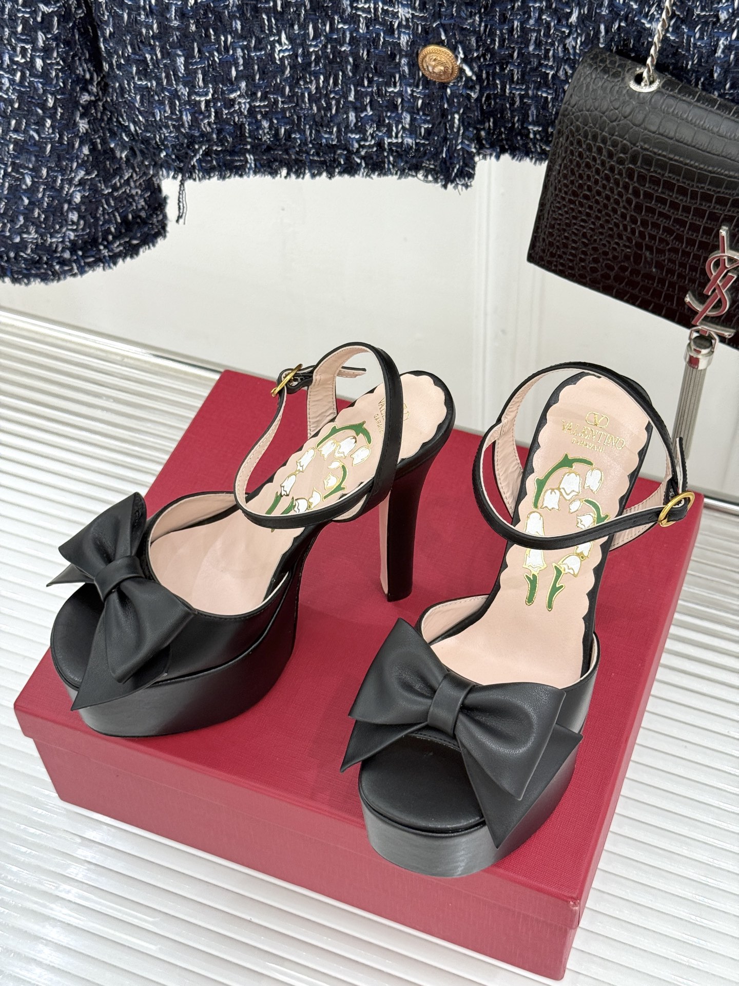 Valentino/华伦天奴26WF新品蝴蝶结恨天高防水台高跟凉鞋浪漫与锋芒完美交织立体蝴蝶结缀于鞋面防