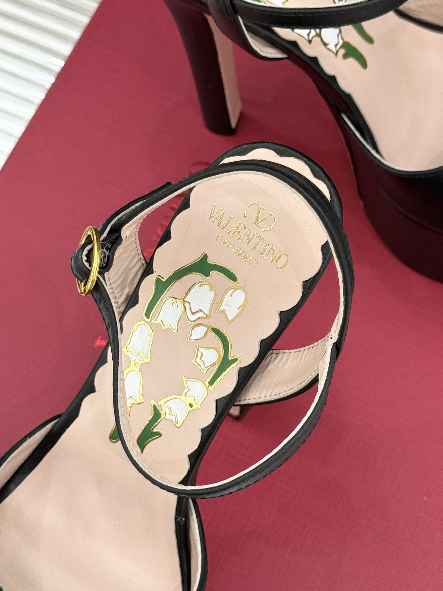Valentino/华伦天奴26WF新品蝴蝶结恨天高防水台高跟凉鞋浪漫与锋芒完美交织立体蝴蝶结缀于鞋面防