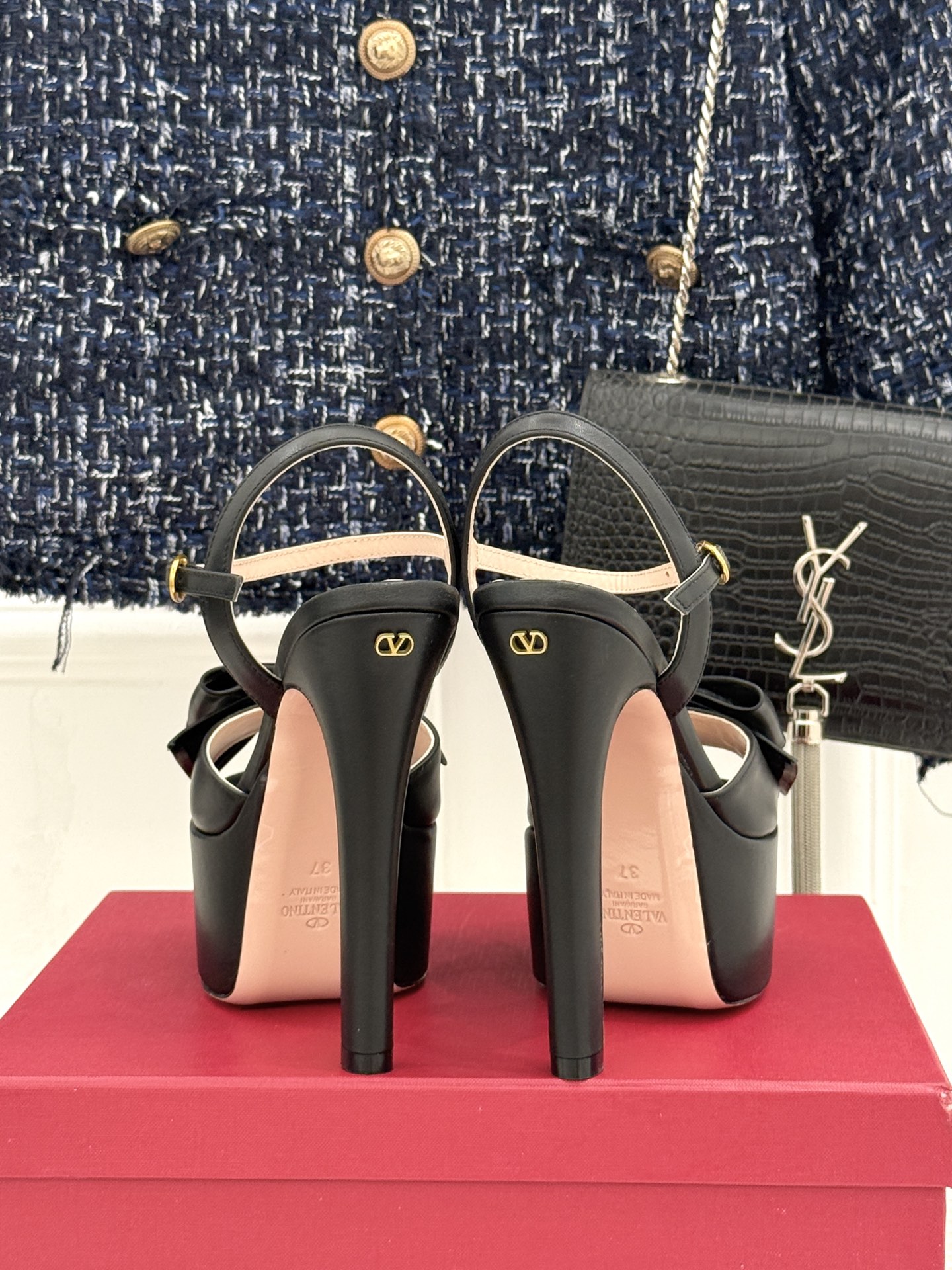 Valentino/华伦天奴26WF新品蝴蝶结恨天高防水台高跟凉鞋浪漫与锋芒完美交织立体蝴蝶结缀于鞋面防