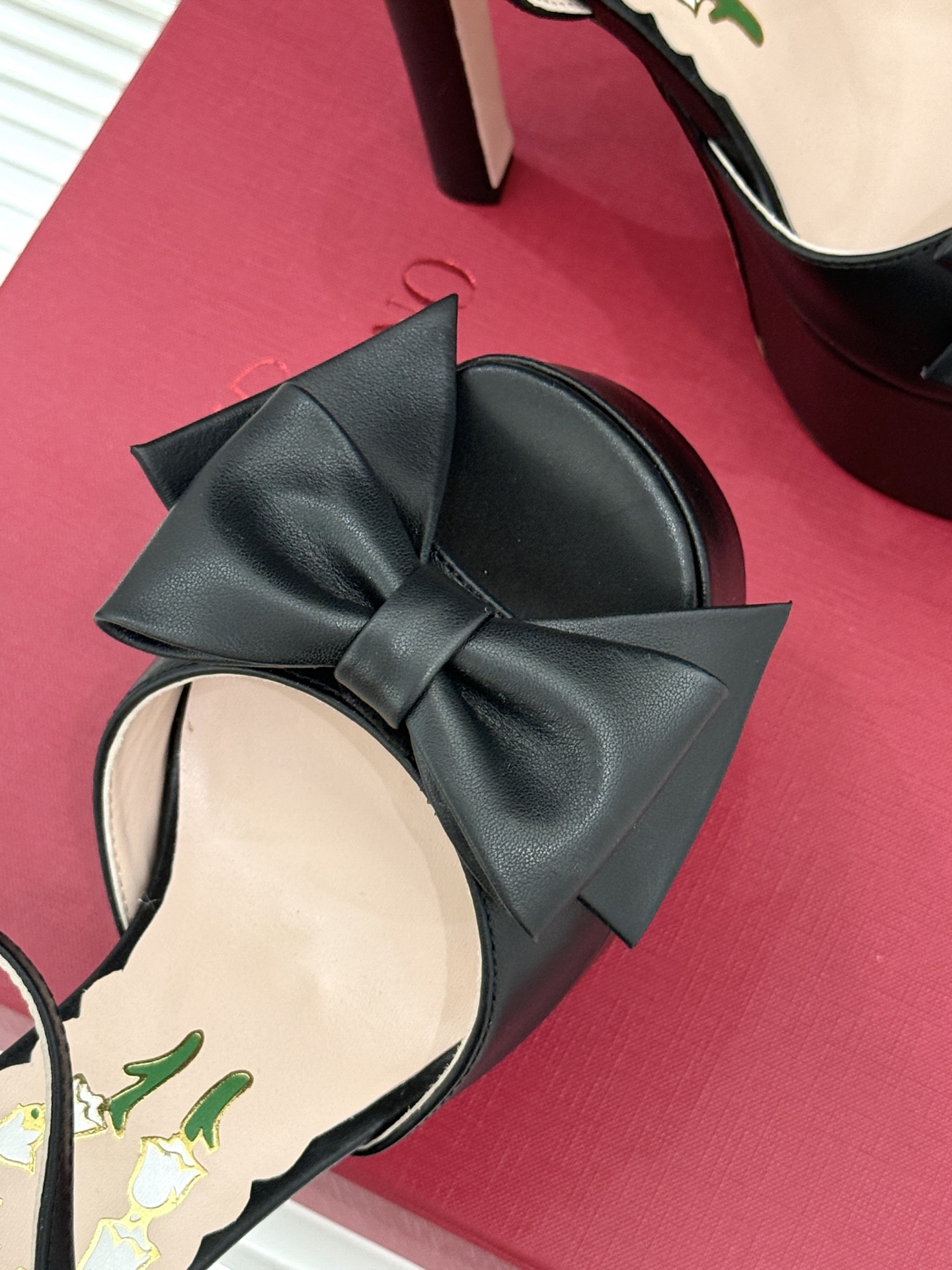 Valentino/华伦天奴26WF新品蝴蝶结恨天高防水台高跟凉鞋浪漫与锋芒完美交织立体蝴蝶结缀于鞋面防