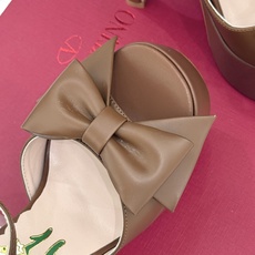 Valentino/华伦天奴26WF新品蝴蝶结恨天高防水台高跟凉鞋浪漫与锋芒完美交织立体蝴蝶结缀于鞋面防 Valentino/华伦天奴26WF新品蝴蝶结恨天高防水台高跟凉鞋浪漫与锋芒完美交织立体蝴蝶结缀于鞋面防