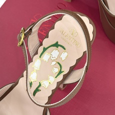 Valentino/华伦天奴26WF新品蝴蝶结恨天高防水台高跟凉鞋浪漫与锋芒完美交织立体蝴蝶结缀于鞋面防 Valentino/华伦天奴26WF新品蝴蝶结恨天高防水台高跟凉鞋浪漫与锋芒完美交织立体蝴蝶结缀于鞋面防