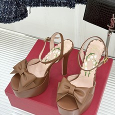 Valentino/华伦天奴26WF新品蝴蝶结恨天高防水台高跟凉鞋浪漫与锋芒完美交织立体蝴蝶结缀于鞋面防 Valentino/华伦天奴26WF新品蝴蝶结恨天高防水台高跟凉鞋浪漫与锋芒完美交织立体蝴蝶结缀于鞋面防