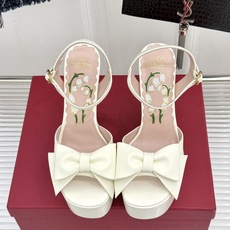 Valentino/华伦天奴26WF新品蝴蝶结恨天高防水台高跟凉鞋浪漫与锋芒完美交织立体蝴蝶结缀于鞋面防 Valentino/华伦天奴26WF新品蝴蝶结恨天高防水台高跟凉鞋浪漫与锋芒完美交织立体蝴蝶结缀于鞋面防