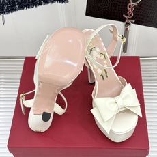 Valentino/华伦天奴26WF新品蝴蝶结恨天高防水台高跟凉鞋浪漫与锋芒完美交织立体蝴蝶结缀于鞋面防 Valentino/华伦天奴26WF新品蝴蝶结恨天高防水台高跟凉鞋浪漫与锋芒完美交织立体蝴蝶结缀于鞋面防