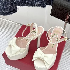 Valentino/华伦天奴26WF新品蝴蝶结恨天高防水台高跟凉鞋浪漫与锋芒完美交织立体蝴蝶结缀于鞋面防 Valentino/华伦天奴26WF新品蝴蝶结恨天高防水台高跟凉鞋浪漫与锋芒完美交织立体蝴蝶结缀于鞋面防