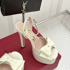 Valentino/华伦天奴26WF新品蝴蝶结恨天高防水台高跟凉鞋浪漫与锋芒完美交织立体蝴蝶结缀于鞋面防 Valentino/华伦天奴26WF新品蝴蝶结恨天高防水台高跟凉鞋浪漫与锋芒完美交织立体蝴蝶结缀于鞋面防