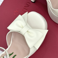 Valentino/华伦天奴26WF新品蝴蝶结恨天高防水台高跟凉鞋浪漫与锋芒完美交织立体蝴蝶结缀于鞋面防 Valentino/华伦天奴26WF新品蝴蝶结恨天高防水台高跟凉鞋浪漫与锋芒完美交织立体蝴蝶结缀于鞋面防
