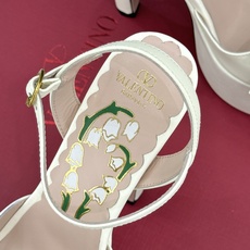 Valentino/华伦天奴26WF新品蝴蝶结恨天高防水台高跟凉鞋浪漫与锋芒完美交织立体蝴蝶结缀于鞋面防 Valentino/华伦天奴26WF新品蝴蝶结恨天高防水台高跟凉鞋浪漫与锋芒完美交织立体蝴蝶结缀于鞋面防