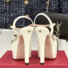 Valentino/华伦天奴26WF新品蝴蝶结恨天高防水台高跟凉鞋浪漫与锋芒完美交织立体蝴蝶结缀于鞋面防 Valentino/华伦天奴26WF新品蝴蝶结恨天高防水台高跟凉鞋浪漫与锋芒完美交织立体蝴蝶结缀于鞋面防