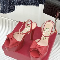 Valentino/华伦天奴26WF新品蝴蝶结恨天高防水台高跟凉鞋浪漫与锋芒完美交织立体蝴蝶结缀于鞋面防 Valentino/华伦天奴26WF新品蝴蝶结恨天高防水台高跟凉鞋浪漫与锋芒完美交织立体蝴蝶结缀于鞋面防