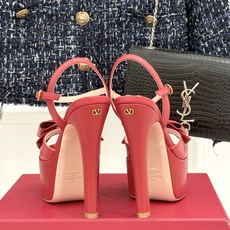 Valentino/华伦天奴26WF新品蝴蝶结恨天高防水台高跟凉鞋浪漫与锋芒完美交织立体蝴蝶结缀于鞋面防 Valentino/华伦天奴26WF新品蝴蝶结恨天高防水台高跟凉鞋浪漫与锋芒完美交织立体蝴蝶结缀于鞋面防