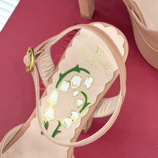 Valentino/华伦天奴26WF新品蝴蝶结恨天高防水台高跟凉鞋浪漫与锋芒完美交织立体蝴蝶结缀于鞋面防 Valentino/华伦天奴26WF新品蝴蝶结恨天高防水台高跟凉鞋浪漫与锋芒完美交织立体蝴蝶结缀于鞋面防