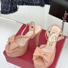 Valentino/华伦天奴26WF新品蝴蝶结恨天高防水台高跟凉鞋浪漫与锋芒完美交织立体蝴蝶结缀于鞋面防 Valentino/华伦天奴26WF新品蝴蝶结恨天高防水台高跟凉鞋浪漫与锋芒完美交织立体蝴蝶结缀于鞋面防