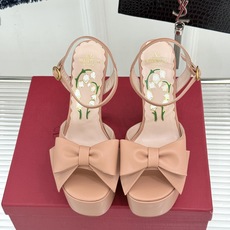 Valentino/华伦天奴26WF新品蝴蝶结恨天高防水台高跟凉鞋浪漫与锋芒完美交织立体蝴蝶结缀于鞋面防 Valentino/华伦天奴26WF新品蝴蝶结恨天高防水台高跟凉鞋浪漫与锋芒完美交织立体蝴蝶结缀于鞋面防