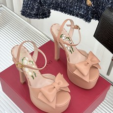 Valentino/华伦天奴26WF新品蝴蝶结恨天高防水台高跟凉鞋浪漫与锋芒完美交织立体蝴蝶结缀于鞋面防 Valentino/华伦天奴26WF新品蝴蝶结恨天高防水台高跟凉鞋浪漫与锋芒完美交织立体蝴蝶结缀于鞋面防