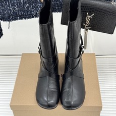 Lemaire 26WF新品皮带扣粗跟短靴秋冬衣橱的宝藏黑马款低调里藏着上乘做工上脚自带不费力高级感懂行 Lemaire 26WF新品皮带扣粗跟短靴秋冬衣橱的宝藏黑马款低调里藏着上乘做工上脚自带不费力高级感懂行
