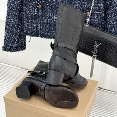 Lemaire 26WF新品皮带扣粗跟短靴秋冬衣橱的宝藏黑马款低调里藏着上乘做工上脚自带不费力高级感懂行 Lemaire 26WF新品皮带扣粗跟短靴秋冬衣橱的宝藏黑马款低调里藏着上乘做工上脚自带不费力高级感懂行