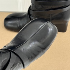 Lemaire 26WF新品皮带扣粗跟短靴秋冬衣橱的宝藏黑马款低调里藏着上乘做工上脚自带不费力高级感懂行 Lemaire 26WF新品皮带扣粗跟短靴秋冬衣橱的宝藏黑马款低调里藏着上乘做工上脚自带不费力高级感懂行