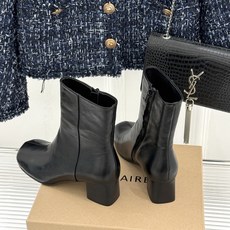 Lemaire 26WF新品极简粗跟短靴秋冬衣橱的万能单品不张扬却自带高辨识度舒适感刻进每处细节缝线细节 Lemaire 26WF新品极简粗跟短靴秋冬衣橱的万能单品不张扬却自带高辨识度舒适感刻进每处细节缝线细节