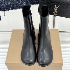 Lemaire 26WF新品极简粗跟短靴秋冬衣橱的万能单品不张扬却自带高辨识度舒适感刻进每处细节缝线细节 Lemaire 26WF新品极简粗跟短靴秋冬衣橱的万能单品不张扬却自带高辨识度舒适感刻进每处细节缝线细节