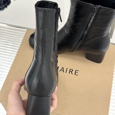 Lemaire 26WF新品极简粗跟短靴秋冬衣橱的万能单品不张扬却自带高辨识度舒适感刻进每处细节缝线细节 Lemaire 26WF新品极简粗跟短靴秋冬衣橱的万能单品不张扬却自带高辨识度舒适感刻进每处细节缝线细节