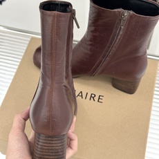 Lemaire 26WF新品极简粗跟短靴秋冬衣橱的万能单品不张扬却自带高辨识度舒适感刻进每处细节缝线细节 Lemaire 26WF新品极简粗跟短靴秋冬衣橱的万能单品不张扬却自带高辨识度舒适感刻进每处细节缝线细节