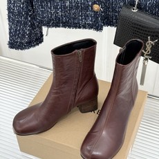 Lemaire 26WF新品极简粗跟短靴秋冬衣橱的万能单品不张扬却自带高辨识度舒适感刻进每处细节缝线细节 Lemaire 26WF新品极简粗跟短靴秋冬衣橱的万能单品不张扬却自带高辨识度舒适感刻进每处细节缝线细节