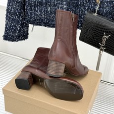 Lemaire 26WF新品极简粗跟短靴秋冬衣橱的万能单品不张扬却自带高辨识度舒适感刻进每处细节缝线细节 Lemaire 26WF新品极简粗跟短靴秋冬衣橱的万能单品不张扬却自带高辨识度舒适感刻进每处细节缝线细节