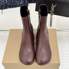 Lemaire 26WF新品极简粗跟短靴秋冬衣橱的万能单品不张扬却自带高辨识度舒适感刻进每处细节缝线细节 Lemaire 26WF新品极简粗跟短靴秋冬衣橱的万能单品不张扬却自带高辨识度舒适感刻进每处细节缝线细节