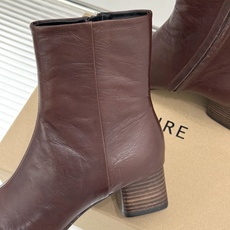 Lemaire 26WF新品极简粗跟短靴秋冬衣橱的万能单品不张扬却自带高辨识度舒适感刻进每处细节缝线细节 Lemaire 26WF新品极简粗跟短靴秋冬衣橱的万能单品不张扬却自带高辨识度舒适感刻进每处细节缝线细节
