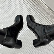 Lemaire 26WF新品极简粗跟弹力靴长靴越穿越爱的经典款型秋日衣橱里的常青树懂行的人一眼便知把舒适 Lemaire 26WF新品极简粗跟弹力靴长靴越穿越爱的经典款型秋日衣橱里的常青树懂行的人一眼便知把舒适