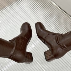 Lemaire 26WF新品极简粗跟弹力靴长靴越穿越爱的经典款型秋日衣橱里的常青树懂行的人一眼便知把舒适 Lemaire 26WF新品极简粗跟弹力靴长靴越穿越爱的经典款型秋日衣橱里的常青树懂行的人一眼便知把舒适